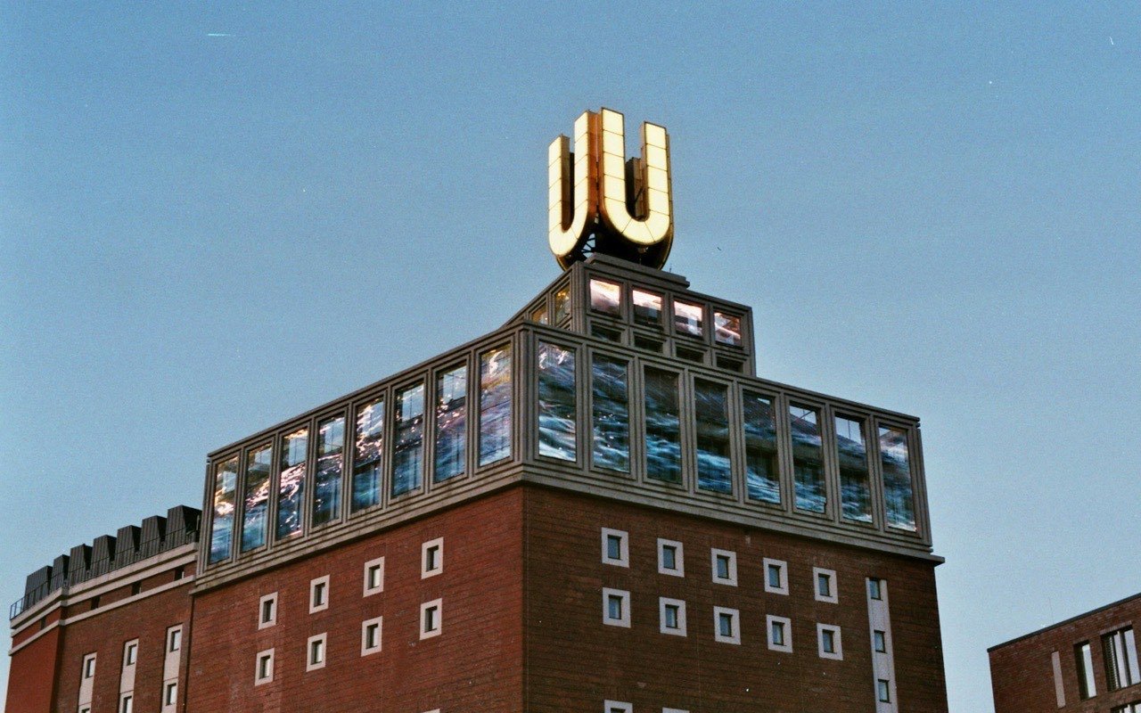 Dortmunder U mit beleuchtetem U auf dem Dach