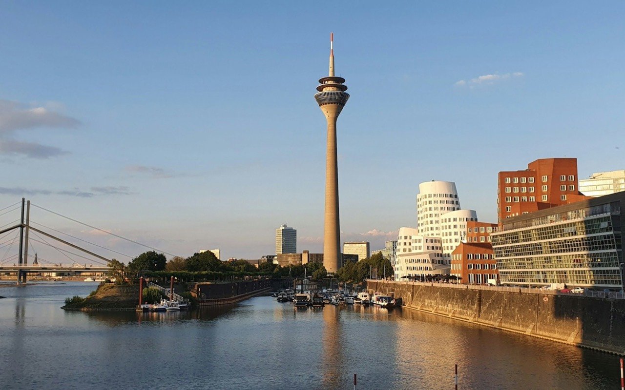 Rheinturm und Gehry Bauten im Medienhafen im Abendlicht
