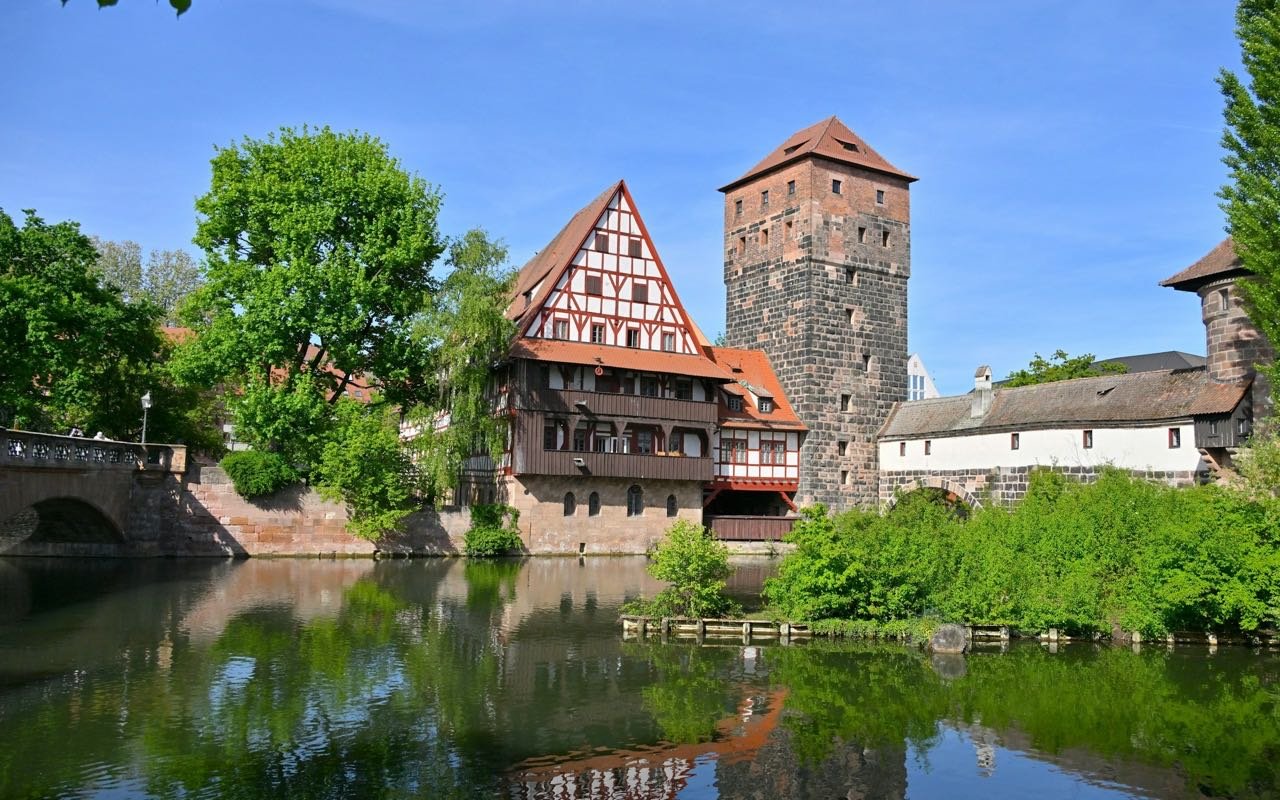 Weinstadel und Wasserturm spiegeln sich in der Pegnitz