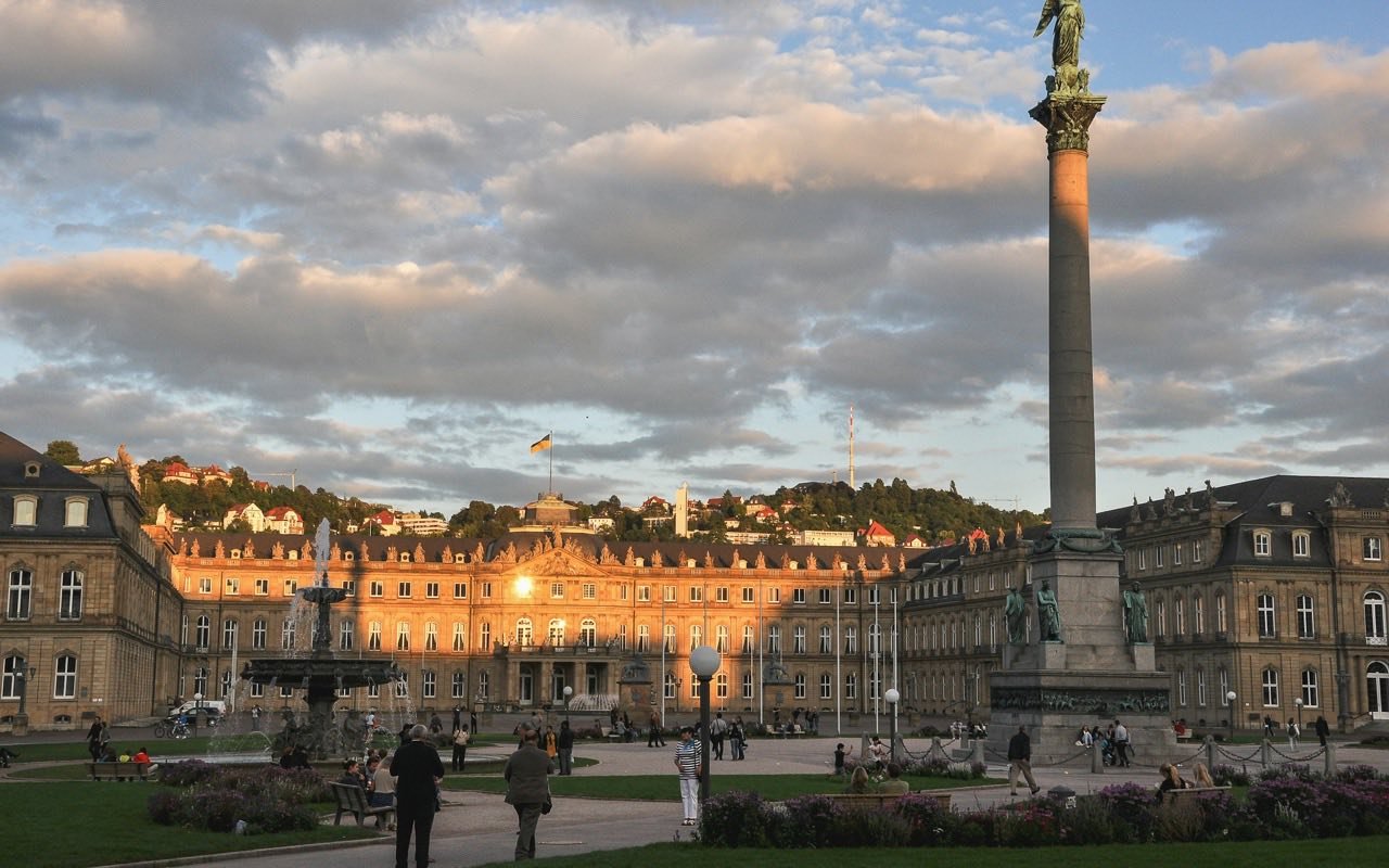 Schlossplatz mit Neuem Schloss und Jubiläumssäule im Abendlicht