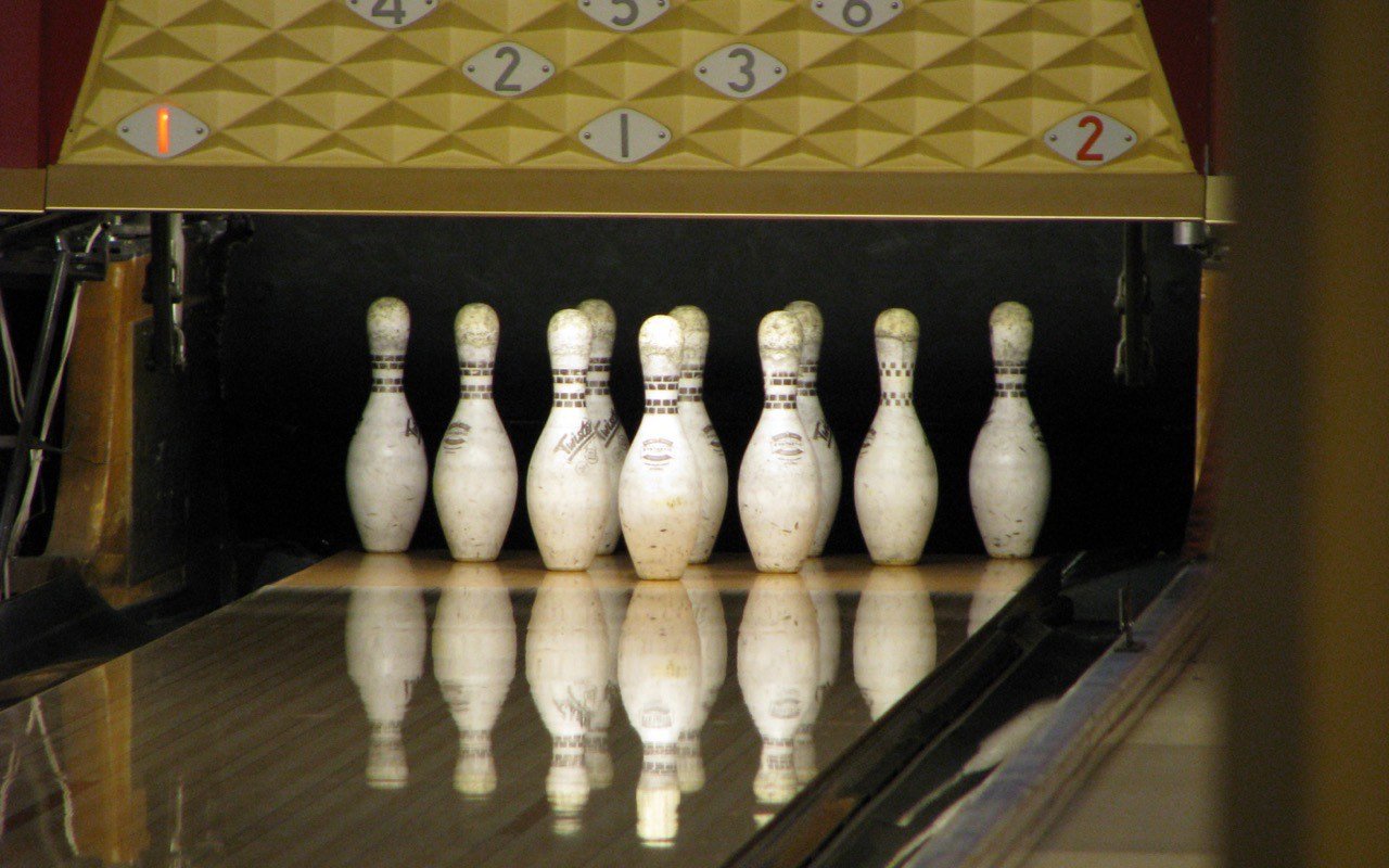Symbolbild Bowling: Bowlingpins in der Nahaufnahme