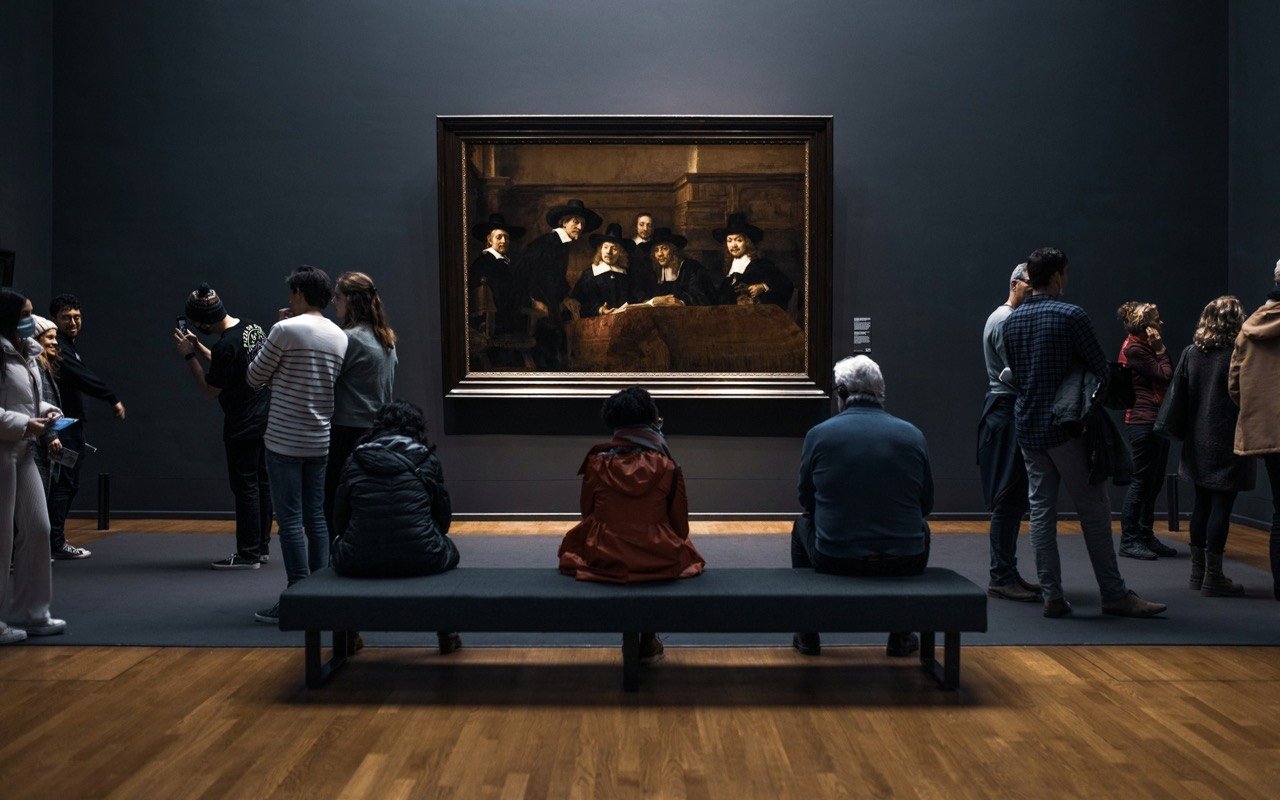 Symbolbild Museum: Erwachsene betrachten ein altes Meisterwerk im Museumssaal