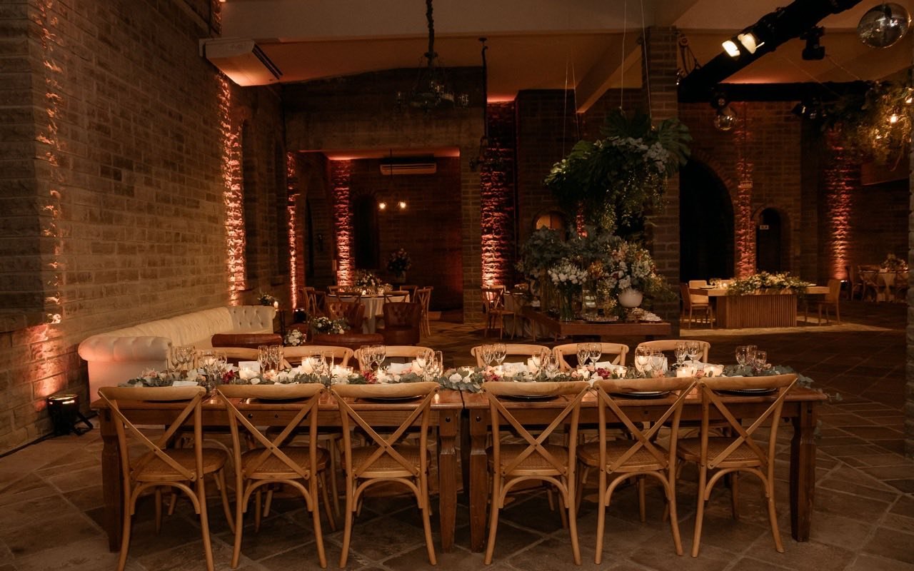 Symbolbild Partyraum: Festlich dekorierter Eventraum mit Holztafel und warmem Licht