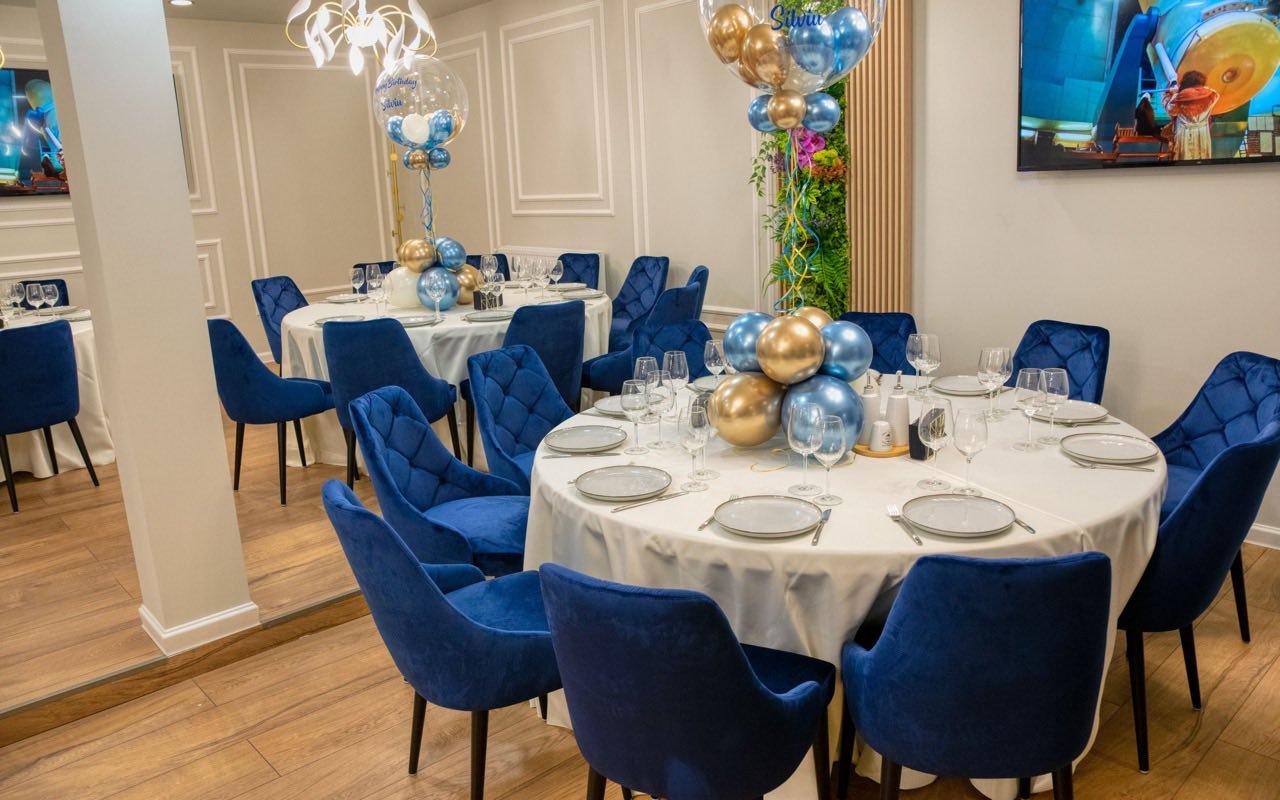 Symbolbild Partyraum: Partyraum mit gedeckten Tischen und Luftballon Dekoration