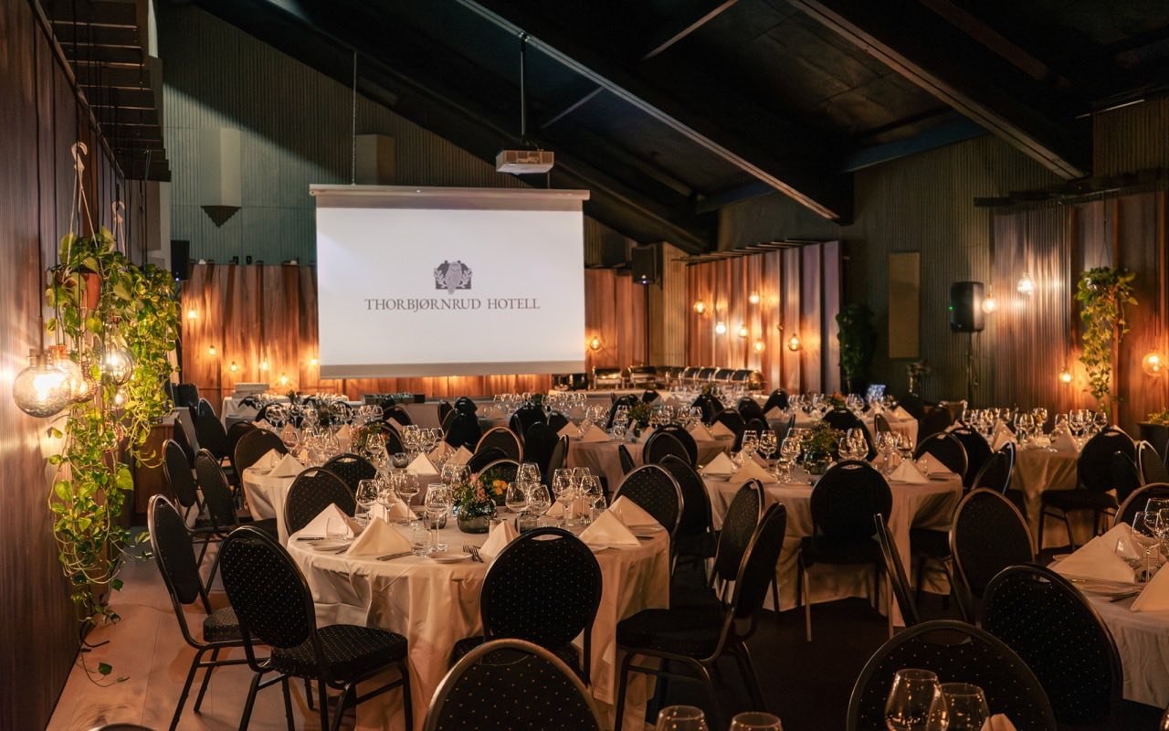 Symbolbild Eventlocation: Festsaal mit runden Tischen bei einer Feier
